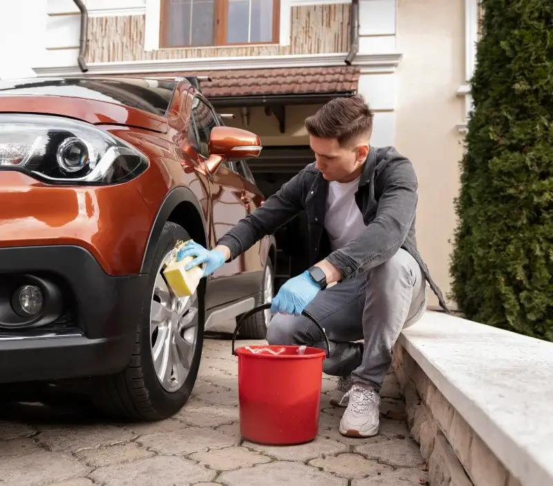 Lavage auto à domicile Valgelon-La Rochette : professionnel intervenant sur un véhicule